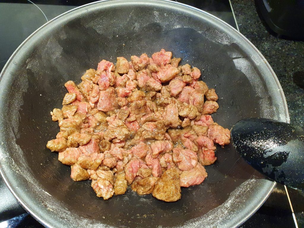 kruidige goulash soep met rundvlees