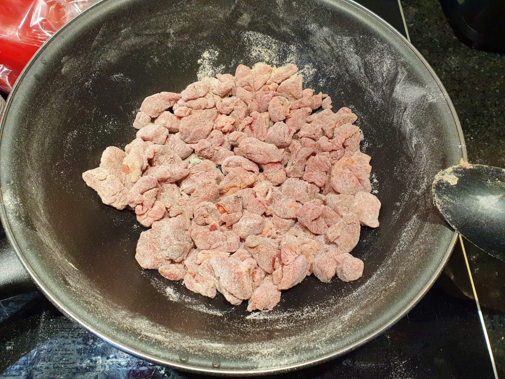 kruidige goulash soep met rundvlees