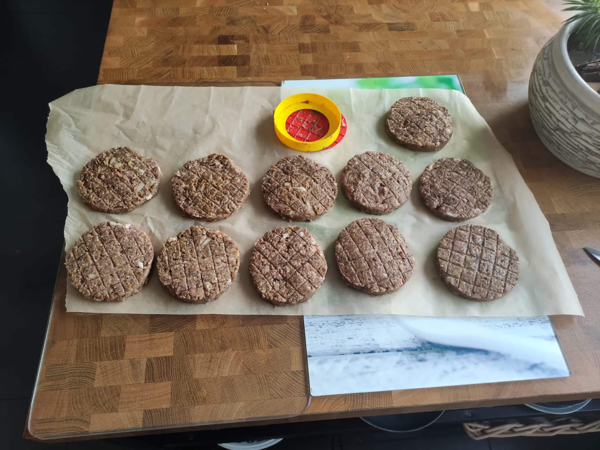 Zelfgemaakte runderhamburger met spekkies